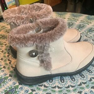 Khombu Women's Iris All Weather Leather/Faux Fur Cream ankle boots